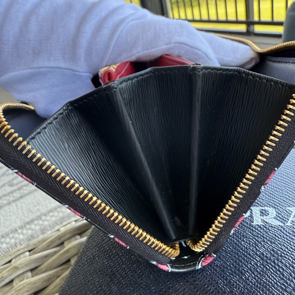 PRADA Logo Heart Vitello Move Zip Around Long Wallet Black - Picture 8 of 17